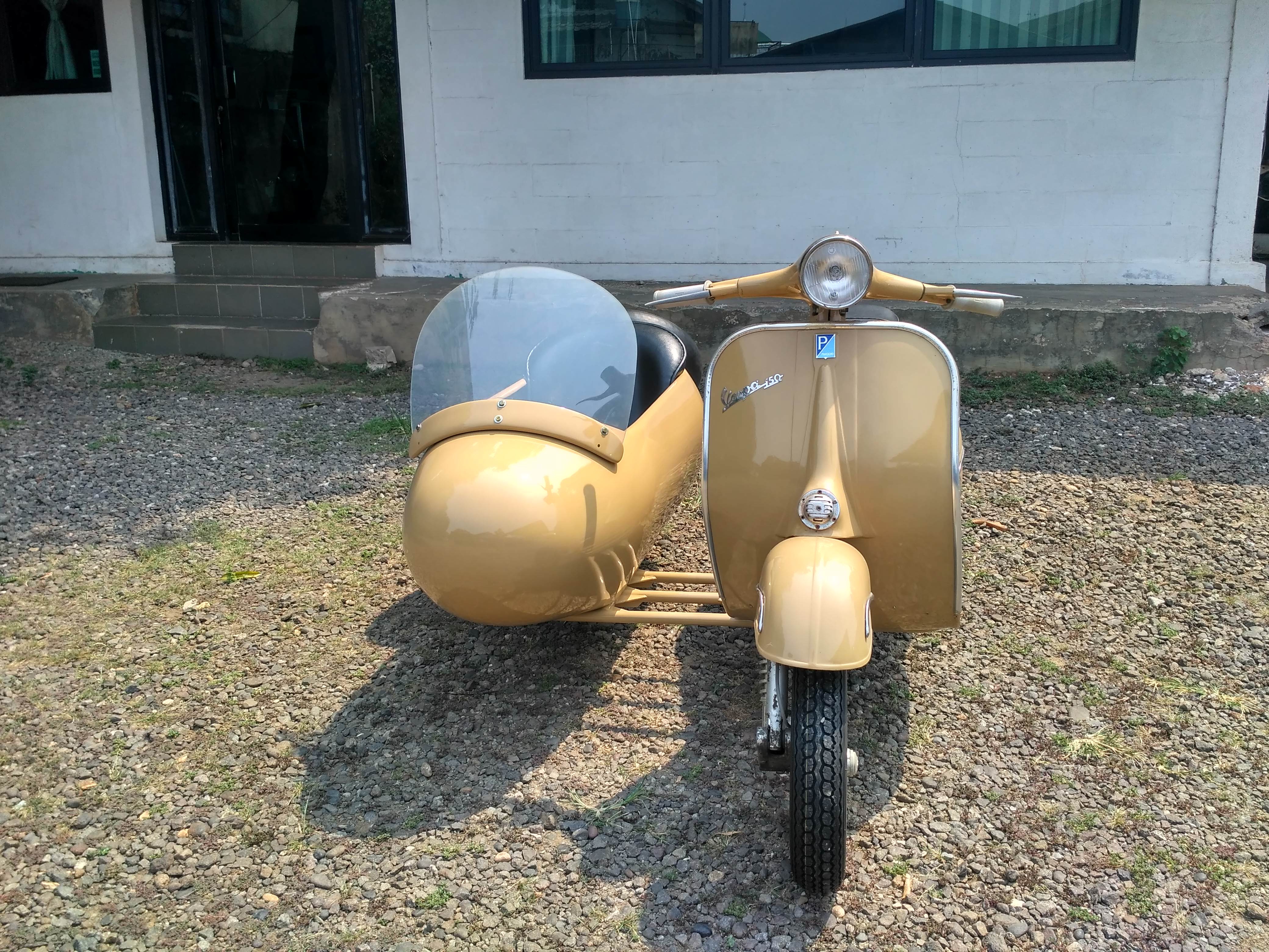 Vespa 150 with Sidecar Brown – side view